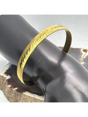 Bracelet Monet Bangle Signed Gold Tone Diamond Cut Textured 1980s Retro Vintage